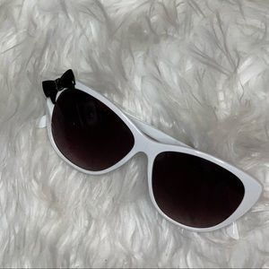 🕶 White Sunglasses with Bow Detail 🕶